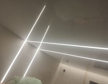 Глянцевый потолок со световой линией