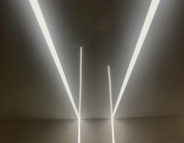 Глянцевый натяжной потолок со световой линией